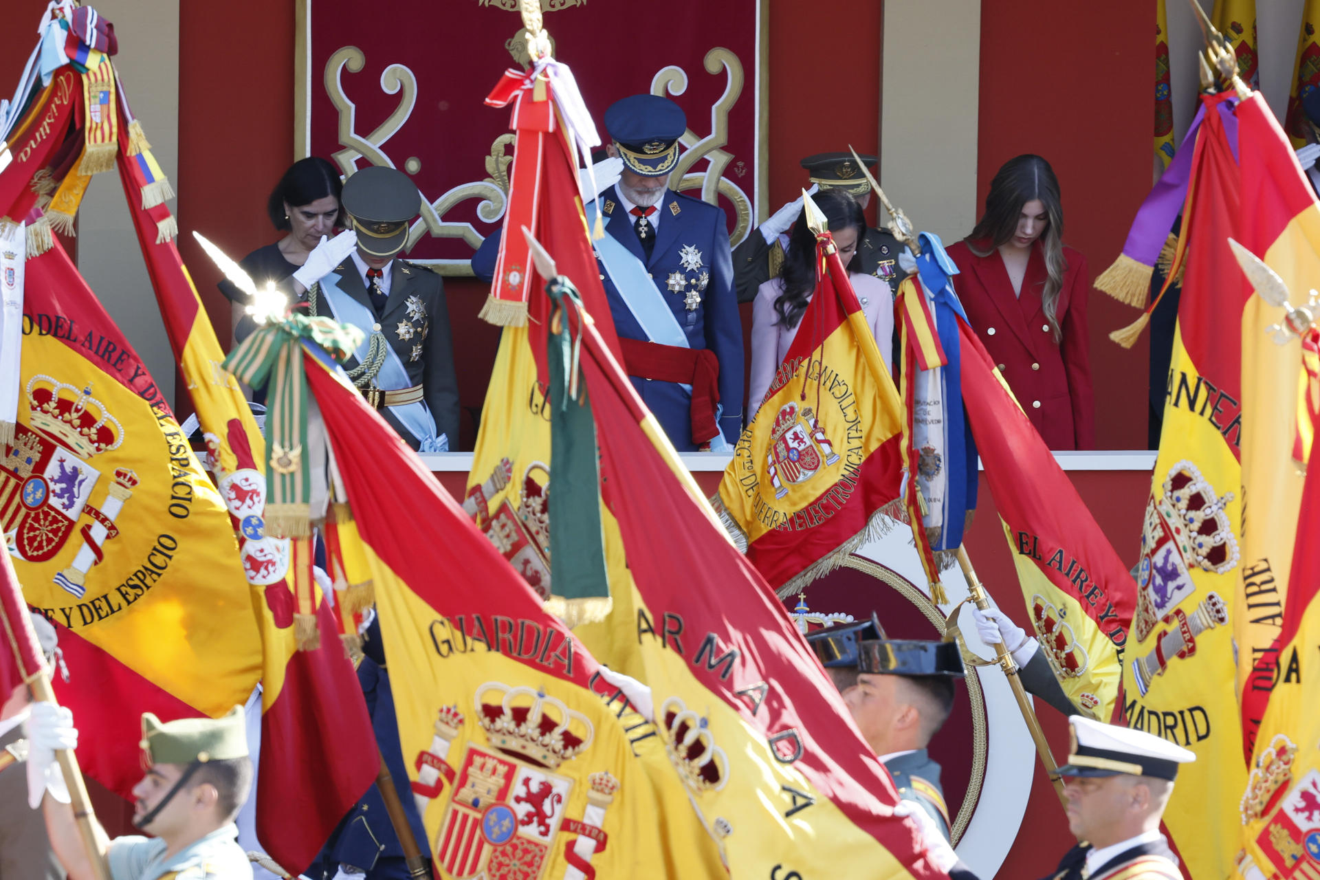MADRID, 12/10/2026.- (De i a d, al fondo) La princesa Leonor, el rey Felipe VI, la reina Letizia, y la infanta Sofía presiden el tradicional desfile militar por las calles del centro de Madrid en el que participan casi 4.400 militares, 144 vehículos, 39 motos, 50 aviones y 32 helicópteros, este lunes Día de la Fiesta Nacional. EFE/Ballesteros