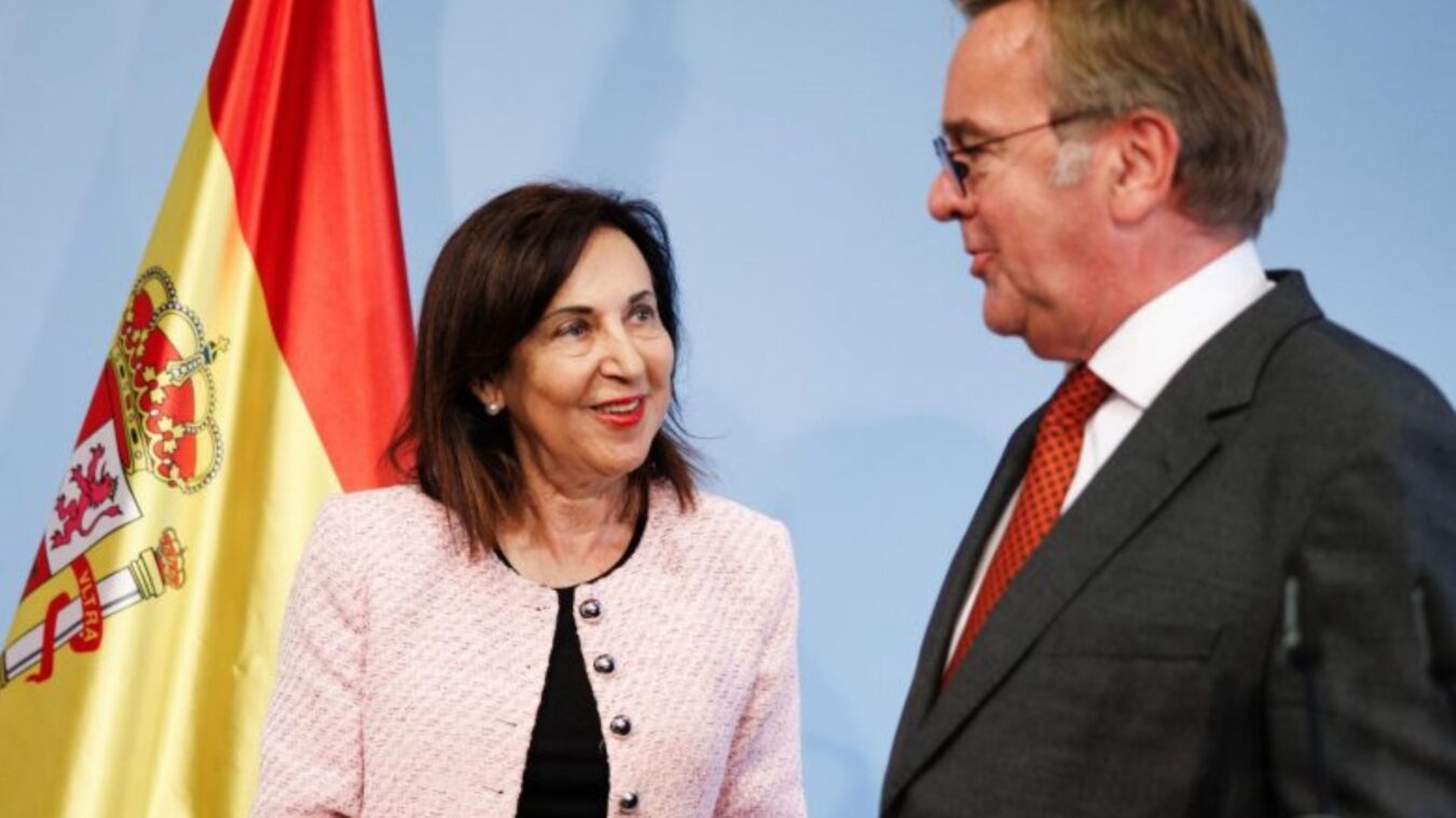 La ministra de Defensa, junto a su homólogo alemán en Berlín