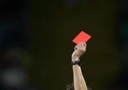 Un árbitro enseña la tarjeta roja