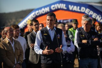 El presidente del Gobierno, Pedro Sánchez, en la zona del accidente en Urda (Toledo).