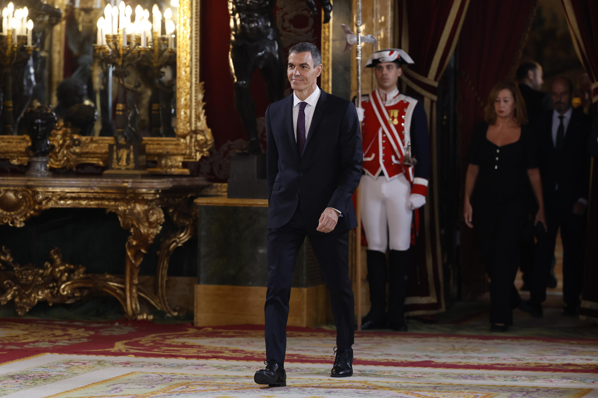 MADRID, 12/10/2026.- El presidente del Gobierno, Pedro Sánchez, a su llegada al besamanos celebrado en el Palacio Real durante la recepción de la Fiesta Nacional, este lunes, en Madrid. EFE/Mariscal