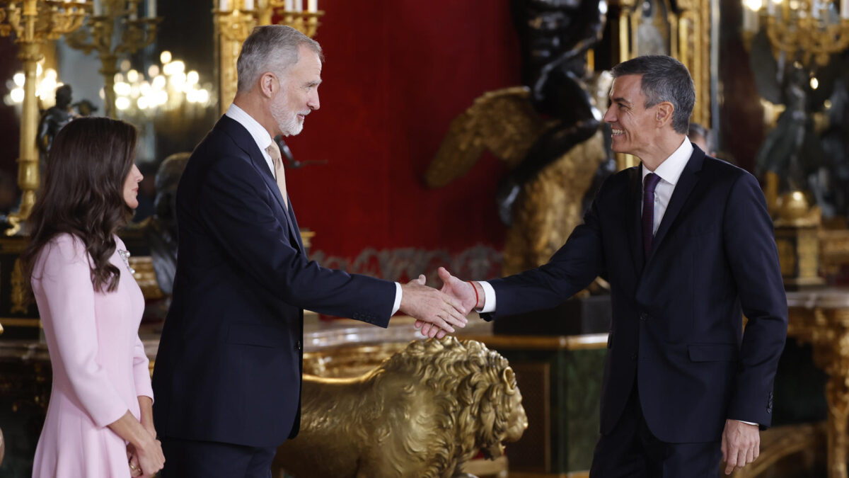 MADRID, 12/10/2026.- El rey Felipe Vi (2i) saluda al presidente del Gobierno, Pedro Sánchez (d), durante el besamanos celebrado en el Palacio Real durante la recepción de la Fiesta Nacional, este lunes, en Madrid. EFE/Mariscal