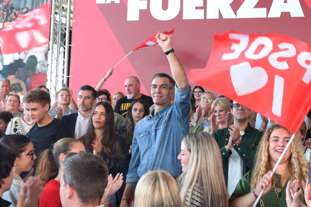 PONFERRADA (LEÓN), 11/10/2026.- El secretario general del PSOE, Pedro Sánchez (c), asiste al segundo acto de precampaña, celebrado en Ponferrada (León), este domingo. EFE/Ana F. Barredo