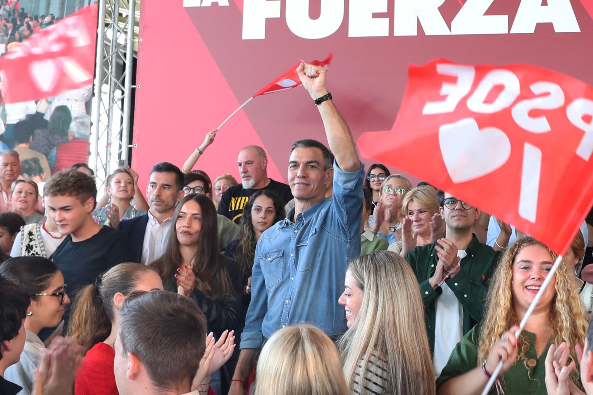 PONFERRADA (LEÓN), 11/10/2026.- El secretario general del PSOE, Pedro Sánchez (c), asiste al segundo acto de precampaña, celebrado en Ponferrada (León), este domingo. EFE/Ana F. Barredo