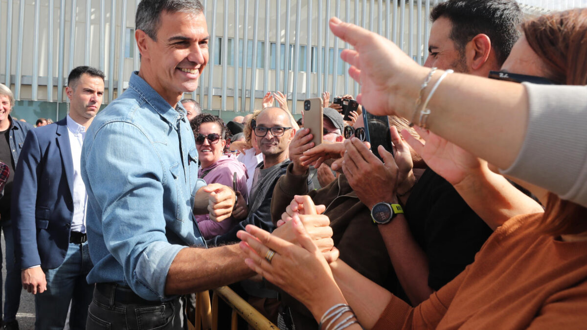 PONFERRADA (LEÓN), 11/10/2026.- El secretario general del PSOE, Pedro Sánchez, asiste al segundo acto de precampaña, celebrado en Ponferrada (León), este domingo. EFE/Ana F. Barredo