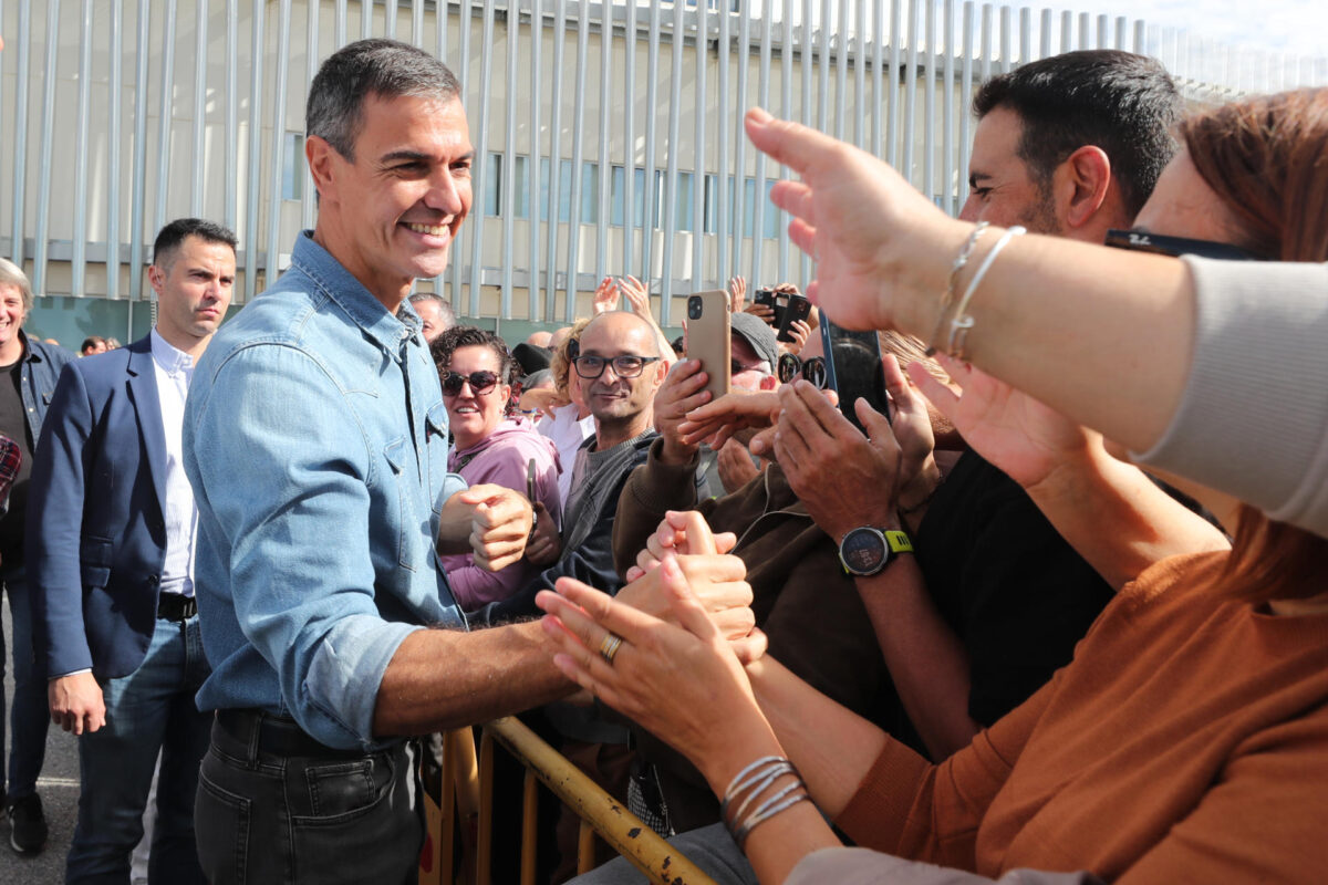 PONFERRADA (LEÓN), 11/10/2026.- El secretario general del PSOE, Pedro Sánchez, asiste al segundo acto de precampaña, celebrado en Ponferrada (León), este domingo. EFE/Ana F. Barredo