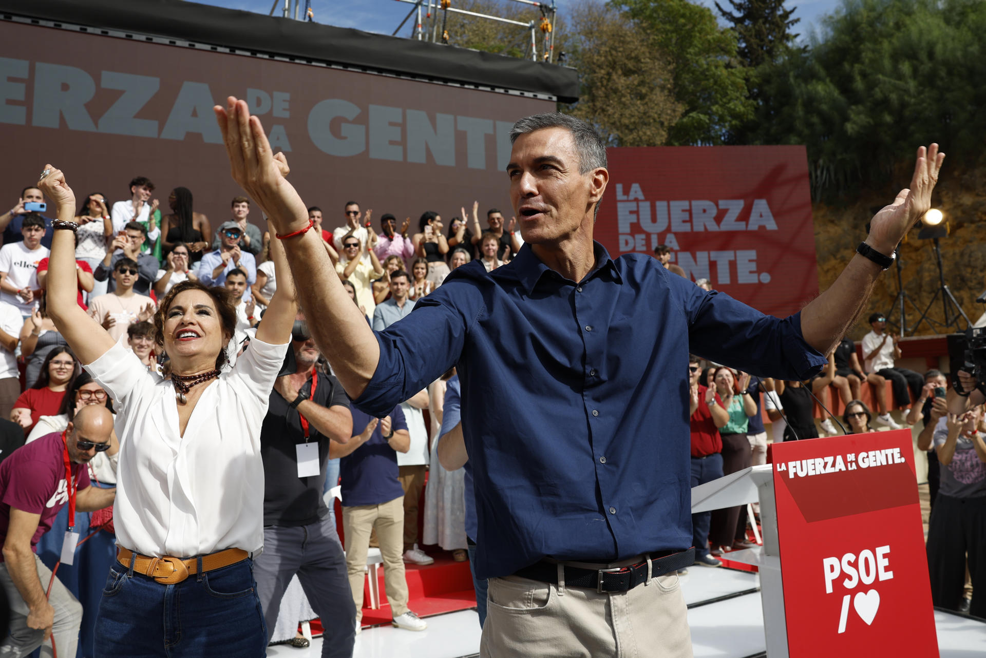DOS HERMANAS (SEVILLA), 10/10/2026.- El secretario general del PSOE y presidente del Gobierno, Pedro Sánchez (d), participa junto a la vicesecretaria general del PSOE y secretaria general del PSOE de Andalucía, María Jesús Montero (i), en un acto de precampaña en Dos Hermanas. EFE/Julio Muñoz