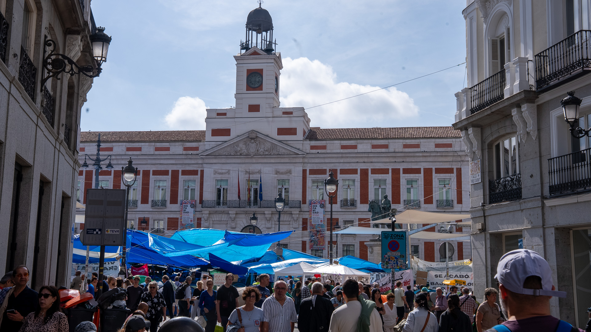 Fachada de la puerta del sol con cientos de personas acampadas por Maricarmen.