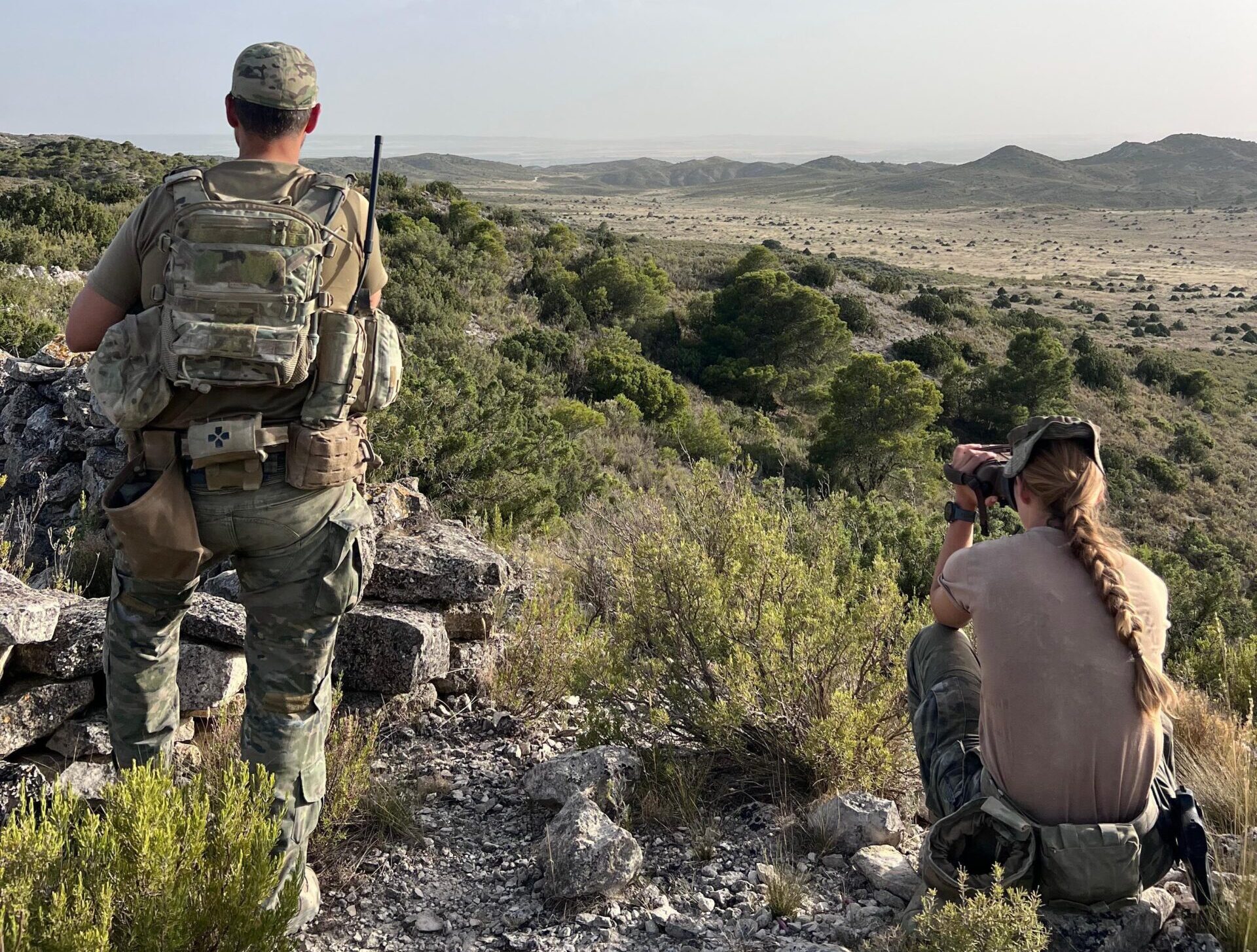 La oficial del Regimiento de Infantería Canarias 50 durante una de las maniobras de instrucción de la unidad.