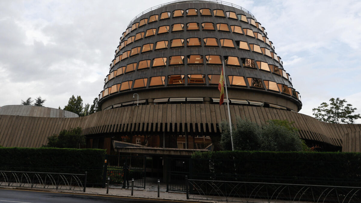 MADRID, 06/10/2026.- Vista del exterior del Tribunal Constitucional cuyo pleno ha avalado este martes amnistiar el delito de malversación a los líderes del procés, lo que abre la puerta al retorno inmediato del expresident catalán Carles Puigdemont, una vez que la corte de garantías publique su resolución y el Supremo aplique el fallo. EFE/Javier Lizón