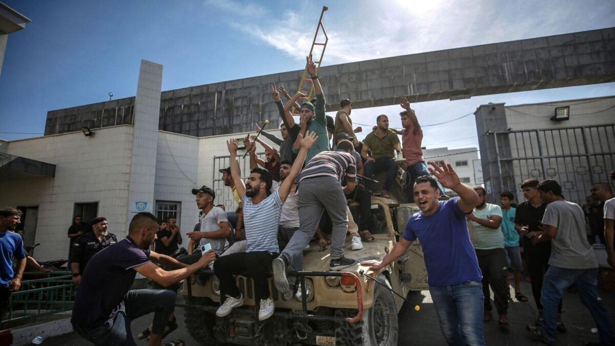 Palestinos montan en un jeep militar israelí el 7 de octubre de 2023, celebrando el terrible atentado.