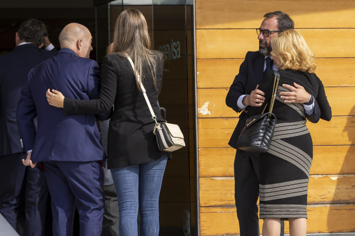 HUELVA, 30/10/2026.- El presidente de ATA, Lorenzo Amor (i), llega este viernes al tanatorio de Huelva donde se encuentra el cuerpo de la exministra de Empleo y Seguridad Social Fátima Báñez, fallecida en un accidente ferroviario en Urda (Toledo). EFE/Alberto Díaz