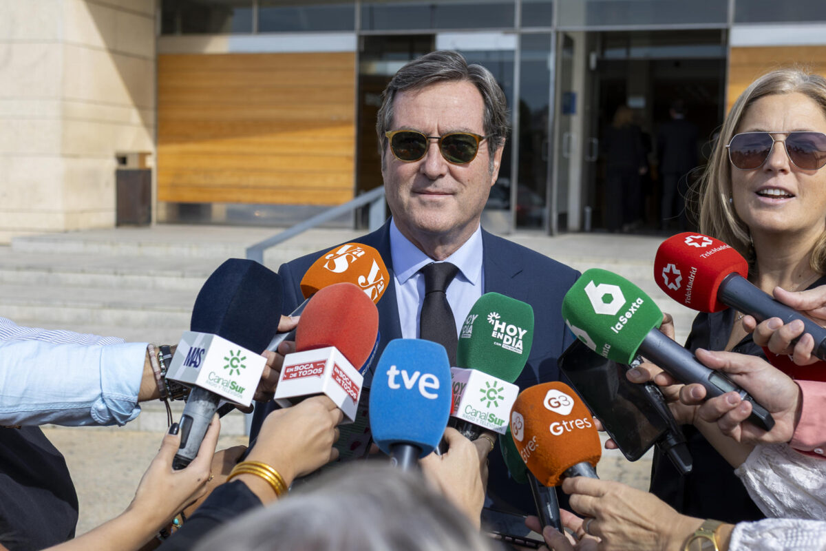 HUELVA, 30/10/2026.- El presidente de la Presidente de la Confederación Española de Organizaciones Empresariales (CEOE), Antonio Garamendi, llega este viernes al tanatorio de Huelva donde se encuentra el cuerpo de la exministra de Empleo y Seguridad Social Fátima Báñez, fallecida en un accidente ferroviario en Urda (Toledo). EFE/Alberto Díaz