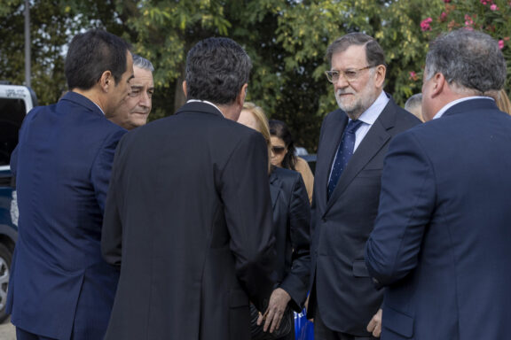 HUELVA, 30/10/2026.- El expresidente del Gobierno, Mariano Rajoy (d) y el vicepresidente de la Junta de Andalucía, Antonio Sanz (i) a su llegada este viernes al tanatorio de Huelva donde se encuentra el cuerpo de la exministra de Empleo y Seguridad Social Fátima Báñez, fallecida en un accidente ferroviario en Urda (Toledo). EFE/Alberto Díaz