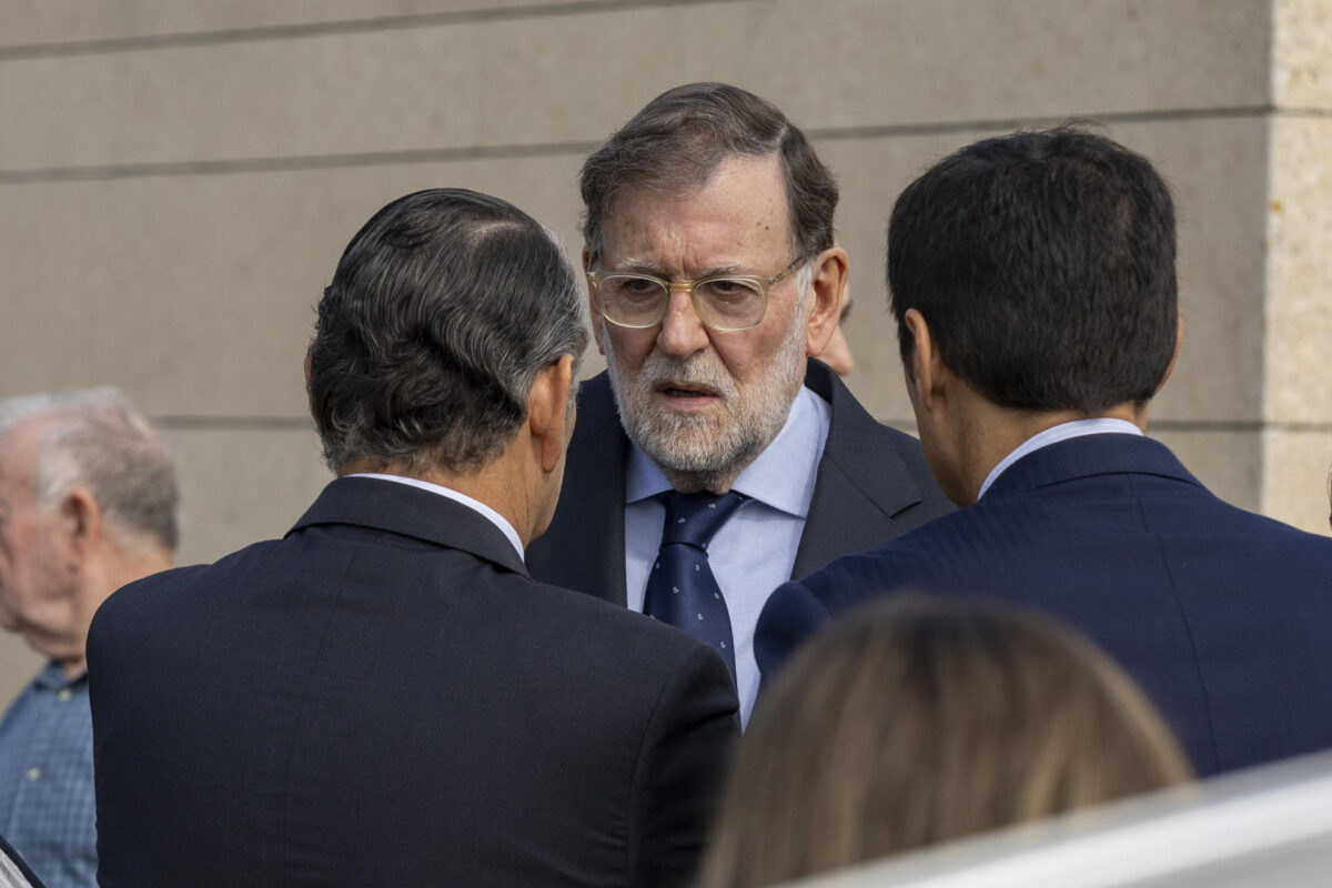 HUELVA, 30/10/2026.- El expresidente del Gobierno, Mariano Rajoy (c) a su llegada este viernes al tanatorio de Huelva donde se encuentra el cuerpo de la exministra de Empleo y Seguridad Social Fátima Báñez, fallecida en un accidente ferroviario en Urda (Toledo). EFE/Alberto Díaz