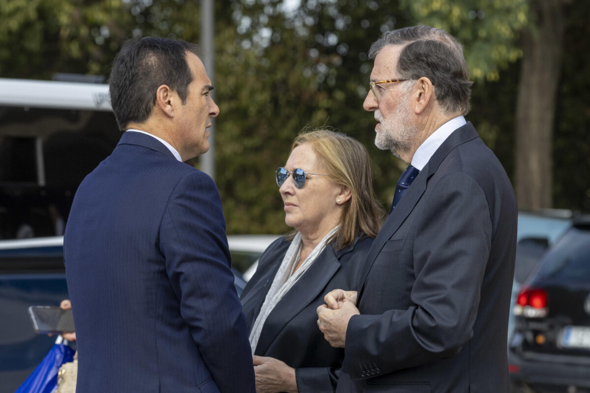 HUELVA, 30/10/2026.- El expresidente del Gobierno, Mariano Rajoy (d) conversa con el consejero de la Junta de Justicia, José Antonio Nieto (i) a su llegada este viernes al tanatorio de Huelva donde se encuentra el cuerpo de la exministra de Empleo y Seguridad Social Fátima Báñez, fallecida en un accidente ferroviario en Urda (Toledo). EFE/Alberto Díaz