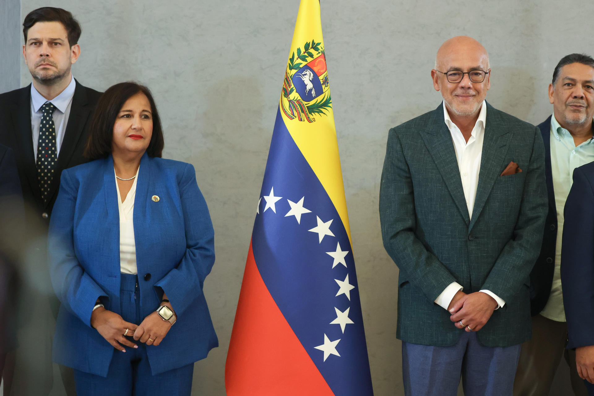 AME8262. CARACAS (VENEZUELA), 21/10/2026.- El presidente de la Asamblea Nacional de Venezuela, Jorge Rodríguez (d), y la líder de la delegación opositora, Dinorah Figuera, posan al finalizar la tercera ronda de diálogo entre el chavismo y la oposición, centrada en la búsqueda de garantías políticas y civiles para un eventual proceso electoral en el marco de la transición que impulsa EE.UU. tras la captura de Nicolás Maduro el pasado enero, este miércoles en Caracas (Venezuela). EFE/ Miguel Gutiérrez