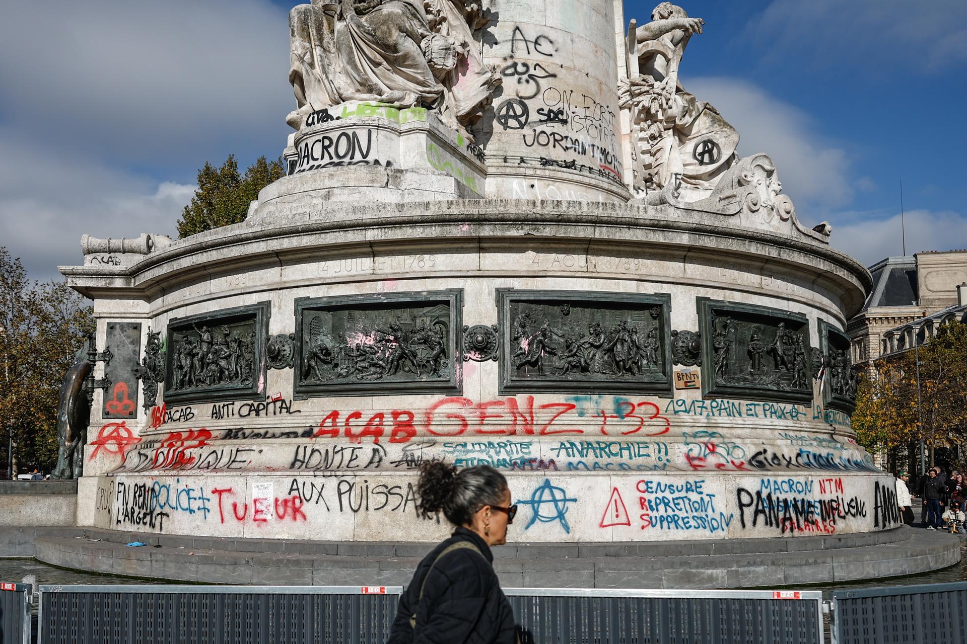 Paris (France), 18/10/2026.- Graffiti left by protesters on the Statue de la Republique in the aftermath of clashes between riot police and demonstrators during nationwide protests against the high cost of living in the country, in Paris, France, 18 October 2026. (Protestas, Francia) EFE/EPA/MOHAMMED BADRA