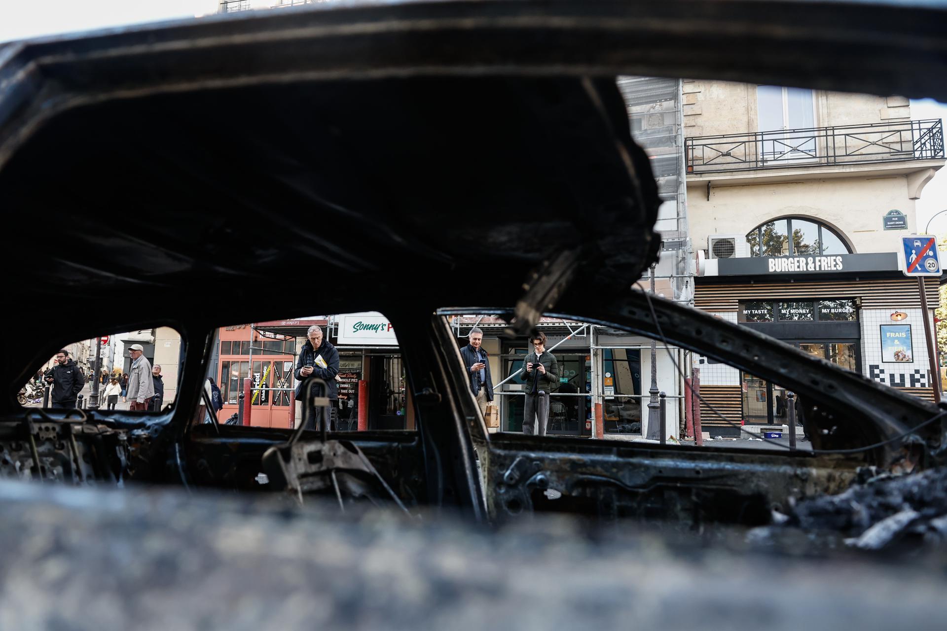 Paris (France), 18/10/2026.- A burnt out car in the aftermath of clashes between riot police and demonstrators in Paris, France, during nationwide protests against the high cost of living in the country, 18 October 2026. (Protestas, Francia) EFE/EPA/MOHAMMED BADRA
