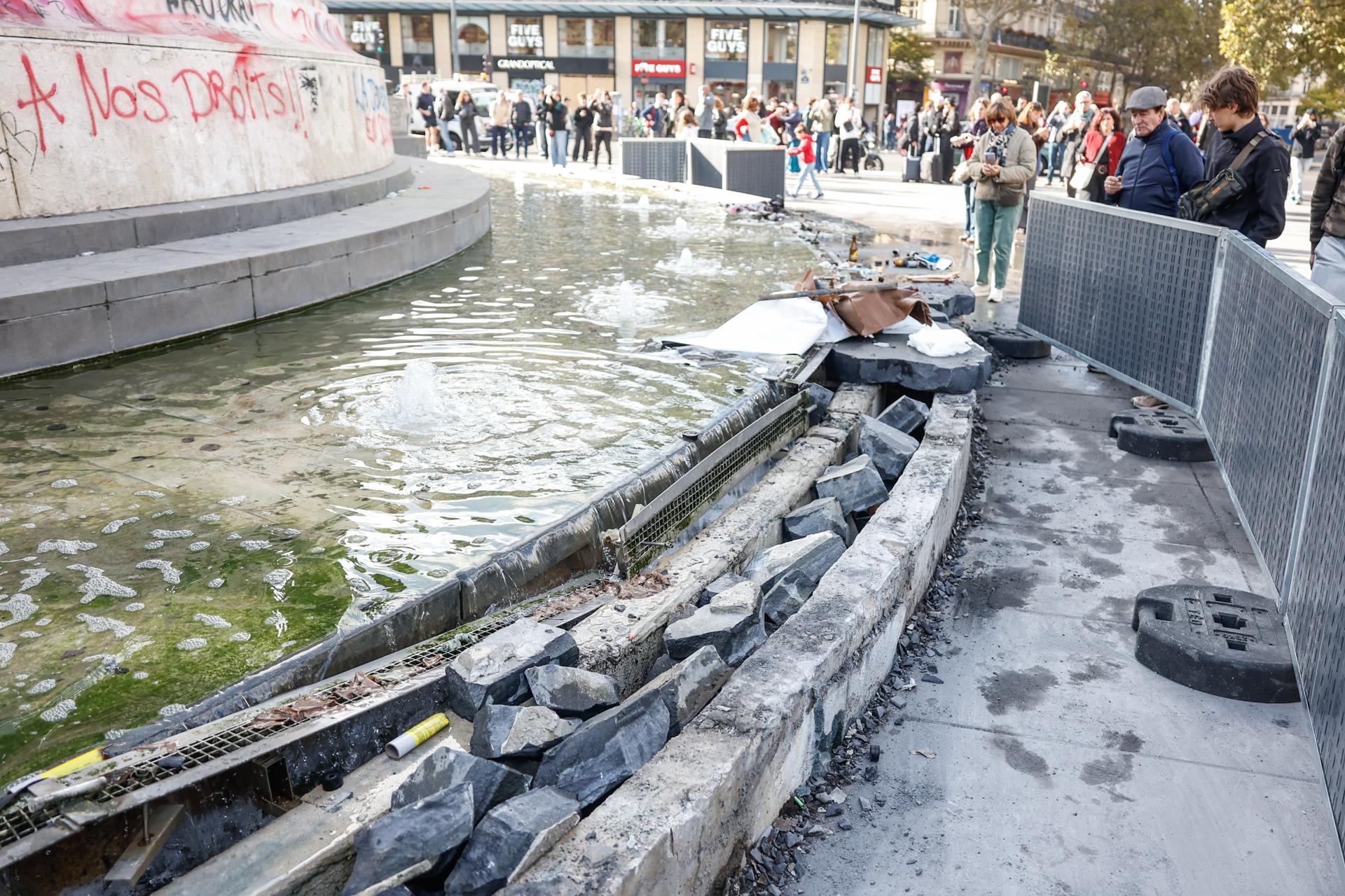 Paris (France), 18/10/2026.- Graffiti left by protesters on the Statue de la Republique in the aftermath of clashes between riot police and demonstrators during nationwide protests against the high cost of living in the country, in Paris, France, 18 October 2026. (Protestas, Francia) EFE/EPA/MOHAMMED BADRA
