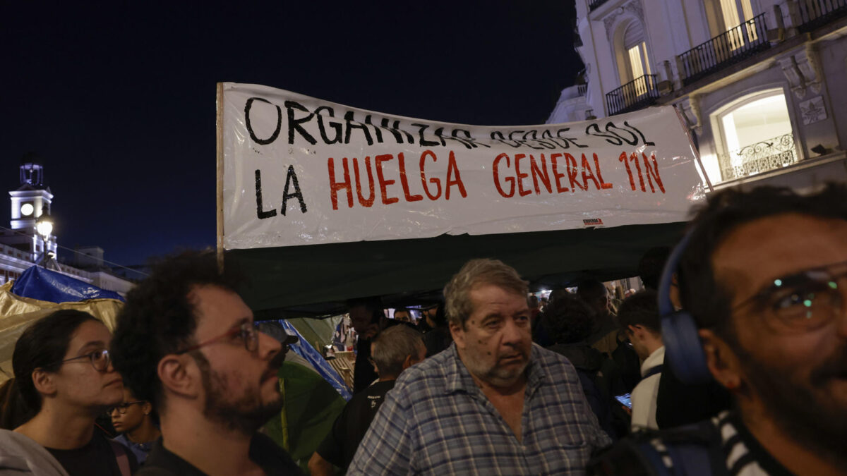 MADRID, 07/10/2026.- Vista de la acampada en protesta por la crisis de la vivienda en el país este miércoles, en la Puerta del Sol de Madrid. EFE/Juanjo Martín.