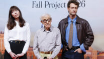 MADRID, 01/10/2026.- El director de cine estadounidense Woody Allen (c) posa junto a los actores Alexi Wasser (i) y Peter Vives (d) mientras presenta el rodaje de su nueva película, este jueves, en la Real Academia de Bellas Artes de San Fernando de Madrid. EFE/ J.J. Guillén