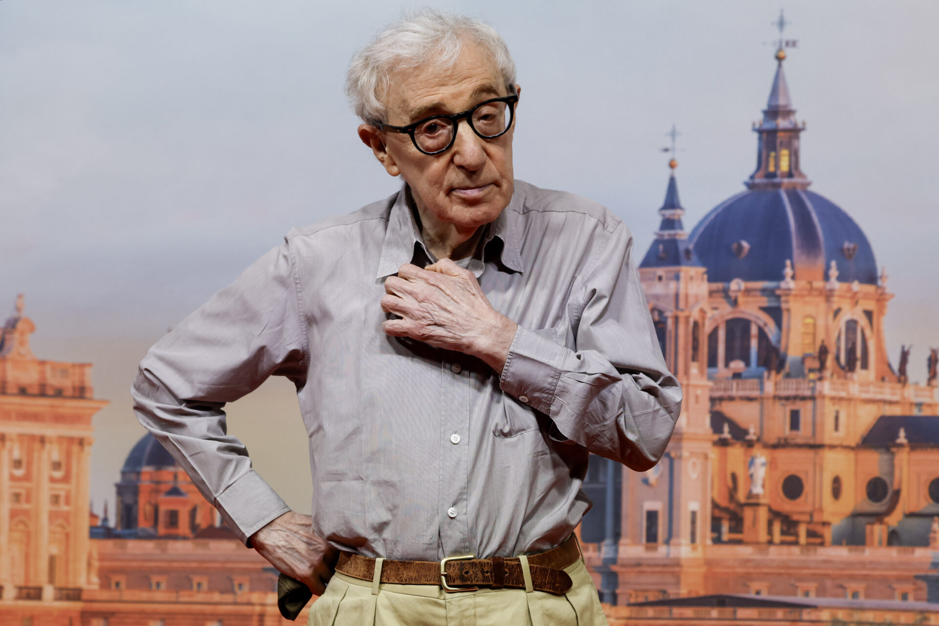MADRID, 01/10/2026.- El director de cine estadounidense Woody Allen posa para los fotógrafos durante la presentación del rodaje de su nueva película, este jueves, en la Real Academia de Bellas Artes de San Fernando de Madrid. EFE/ J.J. Guillén